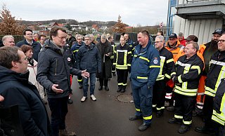 Ministerpräsident Hendrik Wüst besuchte am Freitagmittag das Unternehmen Reku Thermoforming in Vlotho. Dessen Überflutung an Weihnachten durch die Weser hatten ehrenamtliche Kräfte verhindert. - Frank-Michael Kiel-Steinkamp Ministerpräsident Hendrik Wüst besuchte am Freitagmittag das Unternehmen Reku Thermoforming in Vlotho. Dessen Überflutung an Weihnachten durch die Weser hatten ehrenamtliche Kräfte verhindert. - Frank-Michael Kiel-Steinkamp