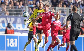 Marius Wörl (r.) machte gegen den BVB II ein starkes Spiel und erzielte sein erstes Kopfballtor als Profi. - Oliver Krato Marius Wörl (r.) machte gegen den BVB II ein starkes Spiel und erzielte sein erstes Kopfballtor als Profi. - Oliver Krato