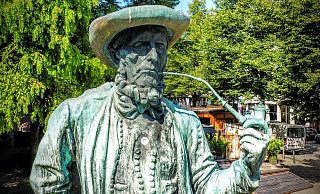 Knorrig, traditionsbewusst und aus Bielefeld nicht mehr wegzudenken: Der Leineweberbrunnen auf dem Altstädter Kirchplatz zählt zu den Symbolen der Stadt. Zu seiner Geschichte hatte der 2023 verstorbene Historiker Bernd J. Wagner geforscht. - Eike J. Horstmann Knorrig, traditionsbewusst und aus Bielefeld nicht mehr wegzudenken: Der Leineweberbrunnen auf dem Altstädter Kirchplatz zählt zu den Symbolen der Stadt. Zu seiner Geschichte hatte der 2023 verstorbene Historiker Bernd J. Wagner geforscht. - Eike J. Horstmann