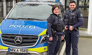 Ilka Wandke und Volkan Yalcinkaya sind Streifenpolizisten in Minden. Sie sagen: Dass Menschen dankbar sind, wenn wir kommen, wird seltener. - Nina Könemann Ilka Wandke und Volkan Yalcinkaya sind Streifenpolizisten in Minden. Sie sagen: Dass Menschen dankbar sind, wenn wir kommen, wird seltener. - Nina Könemann