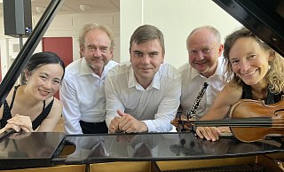 Die Pianistin Maya Ando (v. l.), der Geiger Janusz Bulka, der Cellist Mykhailo Segendenko, der Oboist Jacek Checinski und die Orchesterchefin Denise Gruber geben im Staatsbad-Orchester den Ton. Genauso beteiligt aber nicht auf dem Foto ist die Schlagzeugerin Eunji Park. - Elke Niedringhaus-Haasper Die Pianistin Maya Ando (v. l.), der Geiger Janusz Bulka, der Cellist Mykhailo Segendenko, der Oboist Jacek Checinski und die Orchesterchefin Denise Gruber geben im Staatsbad-Orchester den Ton. Genauso beteiligt aber nicht auf dem Foto ist die Schlagzeugerin Eunji Park. - Elke Niedringhaus-Haasper
