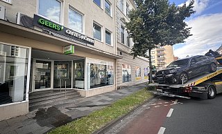 Gegen 16.30 Uhr krachte der 7er BMW in den Geschäftseingang des Hörgeräte-Studios am Königswall. MT-Foto: - Patrick Schwemling Gegen 16.30 Uhr krachte der 7er BMW in den Geschäftseingang des Hörgeräte-Studios am Königswall. MT-Foto: - Patrick Schwemling
