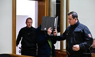 Der Angeklagte wird in den Gerichtssaal des Landgerichts Oldenburg geführt. Ihm wird vorgeworfen, im Juni 2023 in Vechta nach der Trennung von seiner Lebensgefährtin, einer gebürtigen Rhda-Wieeenbrückerin, diese heimtückisch mit einem Messer ermordet zu haben.Sina Schuldt/dpa - Sina Schuldt/dpa Der Angeklagte wird in den Gerichtssaal des Landgerichts Oldenburg geführt. Ihm wird vorgeworfen, im Juni 2023 in Vechta nach der Trennung von seiner Lebensgefährtin, einer gebürtigen Rhda-Wieeenbrückerin, diese heimtückisch mit einem Messer ermordet zu haben.Sina Schuldt/dpa - Sina Schuldt/dpa