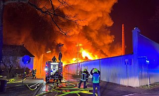 Bei einem der verheerendsten Großbrände der vergangenen Jahre in der Region sind in der Nacht zum 12. Februar in Rheda nahe der Eisenbahnlinie mehrere Industriehallen abgebrannt. - Thorsten Heß Bei einem der verheerendsten Großbrände der vergangenen Jahre in der Region sind in der Nacht zum 12. Februar in Rheda nahe der Eisenbahnlinie mehrere Industriehallen abgebrannt. - Thorsten Heß