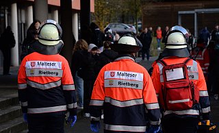 Zahlreiche Helfer kamen auch aus den Nachbarorten zum Gymnasium, weil die Situation anfangs unklar war. - Andreas Eickhoff Zahlreiche Helfer kamen auch aus den Nachbarorten zum Gymnasium, weil die Situation anfangs unklar war. - Andreas Eickhoff
