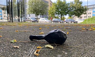 Der Rausch aus dem schwarzen Ballon: Im Bereich rund um das Gütersloher Rathaus werden immer wieder Jugendliche beim Konsum von Lachgas aus schwarzen Luftballons beobachtet. - Christian Bröder Der Rausch aus dem schwarzen Ballon: Im Bereich rund um das Gütersloher Rathaus werden immer wieder Jugendliche beim Konsum von Lachgas aus schwarzen Luftballons beobachtet. - Christian Bröder