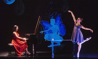 Pianistin Alexandra Dariescu entwickelte „Der Nussknacker und ich“, ein Stück, bei dem Musik, digitale Animation und eine Multimedia-Performance mit Tanz nach dem berühmten Ballett zusammenkommen. Die Tänzerin tanzt dabei mit animierten Partnern. Foto: Norrington - Nigel Norrington Pianistin Alexandra Dariescu entwickelte „Der Nussknacker und ich“, ein Stück, bei dem Musik, digitale Animation und eine Multimedia-Performance mit Tanz nach dem berühmten Ballett zusammenkommen. Die Tänzerin tanzt dabei mit animierten Partnern. Foto: Norrington - Nigel Norrington