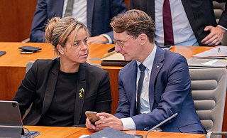 Mona Neubaur (Grüne) und Hendrik Wüst (CDU) führen die Koalition in NRW seit Sommer 2022. - Rolf Vennenbernd Mona Neubaur (Grüne) und Hendrik Wüst (CDU) führen die Koalition in NRW seit Sommer 2022. - Rolf Vennenbernd