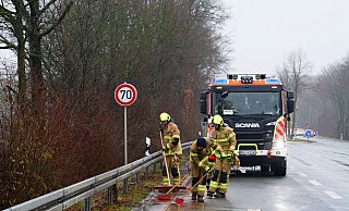 Auf der B68 in Paderborn und der K27 in Altenbeken kontrollierten Feuerwehrleute die verunreinigte Fahrbahn, sicherten Einläufe ab und streuten auch teilweise mehrere hundert Meter lange Straßenabschnitte ab. - Ralph Meyer Auf der B68 in Paderborn und der K27 in Altenbeken kontrollierten Feuerwehrleute die verunreinigte Fahrbahn, sicherten Einläufe ab und streuten auch teilweise mehrere hundert Meter lange Straßenabschnitte ab. - Ralph Meyer