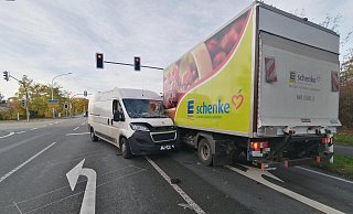 Beim Rechtsabbiegen von der B64 in Rheda-Wiedenbrück ist der weiße Peugeot in den Klein-Transporter gefahren. - Marion Pokorra-Brockschmidt Beim Rechtsabbiegen von der B64 in Rheda-Wiedenbrück ist der weiße Peugeot in den Klein-Transporter gefahren. - Marion Pokorra-Brockschmidt