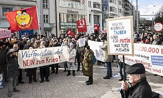 Anlässlich des Jahrestags des Angriffs auf die Ukrainer fordern die Demonstranten "Waffenstillstand sofort". Bei der Kundgebung der Bielefelder Friedensinitiative geht es aber auch um andere Interessen. - Jörg Dieckmann - www.dieckmann-fotodesign.de Anlässlich des Jahrestags des Angriffs auf die Ukrainer fordern die Demonstranten "Waffenstillstand sofort". Bei der Kundgebung der Bielefelder Friedensinitiative geht es aber auch um andere Interessen. - Jörg Dieckmann - www.dieckmann-fotodesign.de