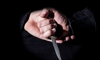 Plötzlich spürt der Mann ein Messer am Rücken. - Symbolfoto: picture alliance / Fotostand Plötzlich spürt der Mann ein Messer am Rücken. - Symbolfoto: picture alliance / Fotostand