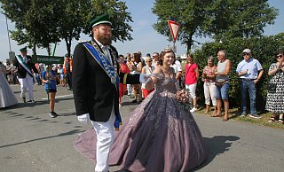 Das Upsprunger Kreiskönigspaar Niklas und Janine Fecke stand im Mittelpunkt der Parade am Sonntagnachmittag. - Johannes Büttner Das Upsprunger Kreiskönigspaar Niklas und Janine Fecke stand im Mittelpunkt der Parade am Sonntagnachmittag. - Johannes Büttner