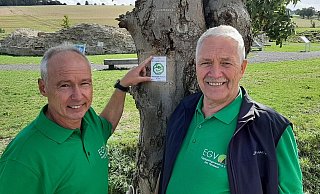 Wegewart Michael Brand (l.) und stellvertretender EGV-Vorsitzender Werner Hoppe aus Rimbeck zeigen an der Holsterburg die Wegmarke des neuen Rundwanderweges. - Dieter Scholz Wegewart Michael Brand (l.) und stellvertretender EGV-Vorsitzender Werner Hoppe aus Rimbeck zeigen an der Holsterburg die Wegmarke des neuen Rundwanderweges. - Dieter Scholz