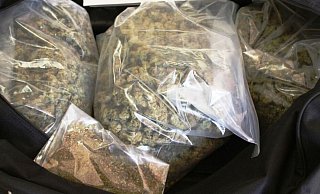 Das Marihuana war in Dutzenden kleinen Tüten in den Taschen des Dealers verteilt. - Polizei Das Marihuana war in Dutzenden kleinen Tüten in den Taschen des Dealers verteilt. - Polizei