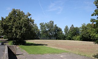 Der Ascheplatz neben der früheren Hauptschule könnte zum neuen Standort für die Sporthalle werden. Die Elverdisserinnen und Elverdisser wären mehrheitlich dafür. - Susanne Blersch Der Ascheplatz neben der früheren Hauptschule könnte zum neuen Standort für die Sporthalle werden. Die Elverdisserinnen und Elverdisser wären mehrheitlich dafür. - Susanne Blersch