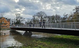 Die Werre kommt den Fußgängern auf der neuen Sielbrücke sehr nah. - Volker Müller-Ulrich Die Werre kommt den Fußgängern auf der neuen Sielbrücke sehr nah. - Volker Müller-Ulrich