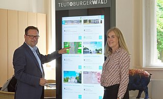Touchsreen: Bürgermeister Lars Bökenkröger und Staatsbad-Geschäftsführerin Beate Krämer demonstrieren, wie einfach die interaktive Navigation durch die touristischen Angebote der Region jetzt schon ist. - Thorsten Gödecker Touchsreen: Bürgermeister Lars Bökenkröger und Staatsbad-Geschäftsführerin Beate Krämer demonstrieren, wie einfach die interaktive Navigation durch die touristischen Angebote der Region jetzt schon ist. - Thorsten Gödecker