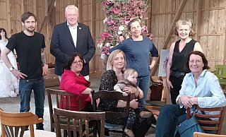 Probesitzen im Trauzimmer: Torny Ilsemann (v. l.), Daniel Hartmann, Claudia Koch, Saskia Ilsemann mit Matti, Magdalene Winkelhorst, Marion van der Sant und Kathrin Frischemeyer. - LGS/Manuela Puls Probesitzen im Trauzimmer: Torny Ilsemann (v. l.), Daniel Hartmann, Claudia Koch, Saskia Ilsemann mit Matti, Magdalene Winkelhorst, Marion van der Sant und Kathrin Frischemeyer. - LGS/Manuela Puls