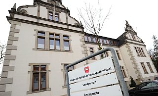 Der Niedersächsische Staatsgerichtshof mit Landgericht, Amtsgericht und Staatsanwaltschaft in Bückeburg. - Verwendung weltweit Der Niedersächsische Staatsgerichtshof mit Landgericht, Amtsgericht und Staatsanwaltschaft in Bückeburg. - Verwendung weltweit