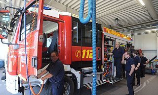 Im Feuerwehrhaus in Westrup prüften Mitglieder der Löschgruppe Wehdem-Westrup ein Löschfahrzeug. Das LF 10 war wegen des Wonderland-Festivals in Bereitschaft. - Joern Spreen-Ledebur Im Feuerwehrhaus in Westrup prüften Mitglieder der Löschgruppe Wehdem-Westrup ein Löschfahrzeug. Das LF 10 war wegen des Wonderland-Festivals in Bereitschaft. - Joern Spreen-Ledebur