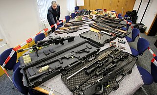 Immer wieder finden die Behörden Waffen bei "Reichsbürgern", wie hier in Wuppertal, wo ein Szene-Anhänger ein ganzes Arsenal hortete. - Roland Weihrauch Immer wieder finden die Behörden Waffen bei "Reichsbürgern", wie hier in Wuppertal, wo ein Szene-Anhänger ein ganzes Arsenal hortete. - Roland Weihrauch