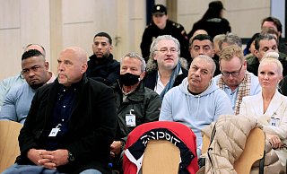 Hanebuth (vorne) werden Mitgliedschaft in einer kriminellen Vereinigung, Geldwäsche, Drohungen und illegaler Waffenbesitz vorgeworfen. - AFP Hanebuth (vorne) werden Mitgliedschaft in einer kriminellen Vereinigung, Geldwäsche, Drohungen und illegaler Waffenbesitz vorgeworfen. - AFP