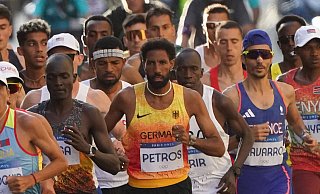 Amanal Petros musste den Marathon entkräftet vorzeitig beenden. - IMAGO/Chai v.d. Laage Amanal Petros musste den Marathon entkräftet vorzeitig beenden. - IMAGO/Chai v.d. Laage