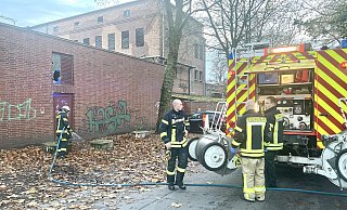 Einsatzkräfte der Feuerwehr säuberten die Stelle, an der die Chemikalie ausgelaufen war, mit Wasser. - Wolfgang Wotke Einsatzkräfte der Feuerwehr säuberten die Stelle, an der die Chemikalie ausgelaufen war, mit Wasser. - Wolfgang Wotke