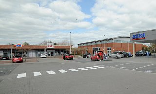 Der K&K-Markt (im Bild links) im Stadtzentrum in Pr. Oldendorf geriet erneut ins Visier von Einbrechern. - Joern Spreen-Ledebur (Archiv) Der K&K-Markt (im Bild links) im Stadtzentrum in Pr. Oldendorf geriet erneut ins Visier von Einbrechern. - Joern Spreen-Ledebur (Archiv)