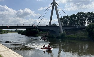 Auch auf der Weser wurde nach dem Vermissten gesucht - zwischen Stahle und Bad Karlshafen. - FFW Höxter Auch auf der Weser wurde nach dem Vermissten gesucht - zwischen Stahle und Bad Karlshafen. - FFW Höxter