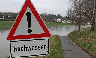 In der Flutmulde kann sich das Werrewasser ausbreiten, ohne Schaden anzurichten. Radfahrer können dann den Weg durch die Mulde nicht mehr nutzen. - Nicole Sielermann In der Flutmulde kann sich das Werrewasser ausbreiten, ohne Schaden anzurichten. Radfahrer können dann den Weg durch die Mulde nicht mehr nutzen. - Nicole Sielermann