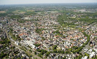 In den einzelnen Wahlbezirken Paderborns, hier eine Luftaufnahme der Kernstadt, lassen sich beim Blick auf die Ergebnisse interessante Beobachtungen machen. - Gerd Vieler, Mallinckrodtstraße 29, 33098 Paderborn In den einzelnen Wahlbezirken Paderborns, hier eine Luftaufnahme der Kernstadt, lassen sich beim Blick auf die Ergebnisse interessante Beobachtungen machen. - Gerd Vieler, Mallinckrodtstraße 29, 33098 Paderborn