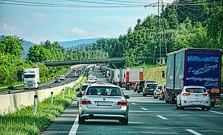 Es staut sich nach einem Unfall auf der Autobahn. - DPA Picture Alliance Es staut sich nach einem Unfall auf der Autobahn. - DPA Picture Alliance