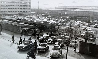 Das tägliche Chaos: Der Feierabendverkehr an der Weserhütte vermutlich Anfang der 1960er Jahre. Autos, Fußgänger, Fahrräder und Motorräder wollen gleichzeitig vom Werksparkplatz in alle Richtungen auf und über die Mindener Straße. - Sammlung Lothar Heine Das tägliche Chaos: Der Feierabendverkehr an der Weserhütte vermutlich Anfang der 1960er Jahre. Autos, Fußgänger, Fahrräder und Motorräder wollen gleichzeitig vom Werksparkplatz in alle Richtungen auf und über die Mindener Straße. - Sammlung Lothar Heine