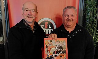 Schildesches Vorsitzender Oliver Stüwe (l.) und Thorsten Tiekötter vom Organisationsteam präsentieren das Heft zum VfL- Hallenturnier. - bentrup Schildesches Vorsitzender Oliver Stüwe (l.) und Thorsten Tiekötter vom Organisationsteam präsentieren das Heft zum VfL- Hallenturnier. - bentrup