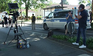 Medienvertreter aus ganz Deutschland haten sich mit ihren Teams auf der Rahdener Straße in Höhe dse Atrium-Gebäudes in Espelkamp versammelt, um das Tatgeschehen mit zu verfolgen. - Karsten Schulz Medienvertreter aus ganz Deutschland haten sich mit ihren Teams auf der Rahdener Straße in Höhe dse Atrium-Gebäudes in Espelkamp versammelt, um das Tatgeschehen mit zu verfolgen. - Karsten Schulz