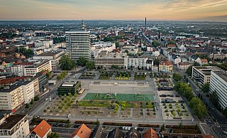 Das Parkhaus rechts neben dem H1-Hochhaus wird im Herbst abgerissen und ein Parkhaus-Neubau kommt wieder hin, weil das H1 Stellplätze benötigt. Eine interessante Alternative ist offenbar vom Tisch. - Mike-Dennis Müller / www.mdm.photo Das Parkhaus rechts neben dem H1-Hochhaus wird im Herbst abgerissen und ein Parkhaus-Neubau kommt wieder hin, weil das H1 Stellplätze benötigt. Eine interessante Alternative ist offenbar vom Tisch. - Mike-Dennis Müller / www.mdm.photo