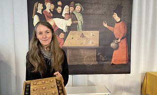 Sonja Voss hält das Spiel Dodelschach in ihren Händen, ein Vorläufer von Tic Tac Toe - Dirk Windmöller Sonja Voss hält das Spiel Dodelschach in ihren Händen, ein Vorläufer von Tic Tac Toe - Dirk Windmöller