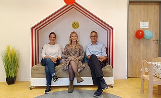 Die Elternbeiratsvorsitzende Laura Heidemeyer (v.l.), Kita-Leiterin Sandy Stürmer und ihr Stellvertreter Markus Heejans-Behrensmeier freuen sich über die neuen, modernen Räume. - Sven Hauhart Die Elternbeiratsvorsitzende Laura Heidemeyer (v.l.), Kita-Leiterin Sandy Stürmer und ihr Stellvertreter Markus Heejans-Behrensmeier freuen sich über die neuen, modernen Räume. - Sven Hauhart