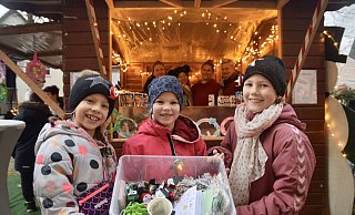 Olivia (v. l.), Emma und Nea verkaufen Weihnachtliches zugunsten der Grundschule Enger-Mitte. - Mareike Patock Olivia (v. l.), Emma und Nea verkaufen Weihnachtliches zugunsten der Grundschule Enger-Mitte. - Mareike Patock