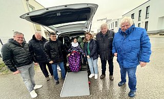 Elena Hayrapetyan (M.) kann mit ihrem Rollstuhl wieder mit Vater Hamlet (3. v. l.), den Brüdern David und Aram sowie Mutter Haykandukht Auto fahren. Für Hövelstein waren bei der Übergabe dabei (v. l.) Franz-Josef Kaimann, Michael Fortmeier, Hermann Josef Hüser und Reinhard Berenbrinker. - Jens Reddeker Elena Hayrapetyan (M.) kann mit ihrem Rollstuhl wieder mit Vater Hamlet (3. v. l.), den Brüdern David und Aram sowie Mutter Haykandukht Auto fahren. Für Hövelstein waren bei der Übergabe dabei (v. l.) Franz-Josef Kaimann, Michael Fortmeier, Hermann Josef Hüser und Reinhard Berenbrinker. - Jens Reddeker