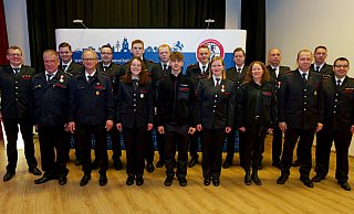 Die frisch Beförderten und Geehrten der Feuerwehr Hövelhof zusammen mit Wehrführer Sebastian Lienen (l.) und den Stellvertretern Maximilian Rempe (2. v. r.) und Patrick Falkenrich (r.) . - Ralph Meyer Die frisch Beförderten und Geehrten der Feuerwehr Hövelhof zusammen mit Wehrführer Sebastian Lienen (l.) und den Stellvertretern Maximilian Rempe (2. v. r.) und Patrick Falkenrich (r.) . - Ralph Meyer