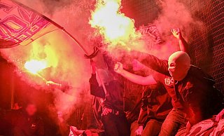 Solche Sturmhauben - wie hier beim Duell mit den VfL Osnabrück im Stadion getragen - sollen auch die gesuchten Täter getragen haben. - Foto: Andreas Zobe Solche Sturmhauben - wie hier beim Duell mit den VfL Osnabrück im Stadion getragen - sollen auch die gesuchten Täter getragen haben. - Foto: Andreas Zobe