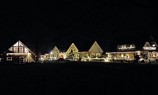 Jedes Haus ist an der Fritz-Helmut-Allee komplett beleuchtet, dazu zählen auch die Giebel und andere architektonische Besonderheiten des Hauses. - Michael Grundmeier (Archiv) Jedes Haus ist an der Fritz-Helmut-Allee komplett beleuchtet, dazu zählen auch die Giebel und andere architektonische Besonderheiten des Hauses. - Michael Grundmeier (Archiv)