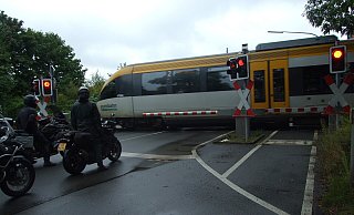 Die Eurobahn rauscht von Rahden kommend in Richtung Bielefeld durch den Ortskern von Gestringen. Vor geschlossener Schranke muss diese Motorrad-Clique warten. - Karsten Schulz Die Eurobahn rauscht von Rahden kommend in Richtung Bielefeld durch den Ortskern von Gestringen. Vor geschlossener Schranke muss diese Motorrad-Clique warten. - Karsten Schulz