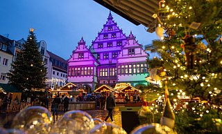 Das Rathaus wird auch in diesem Jahr erneut zum großen Adventskalender. 24 weihnachtliche Motive, die von Kindern der Paderborner Grundschulen gemalt wurden. - Niklas Tüns Das Rathaus wird auch in diesem Jahr erneut zum großen Adventskalender. 24 weihnachtliche Motive, die von Kindern der Paderborner Grundschulen gemalt wurden. - Niklas Tüns