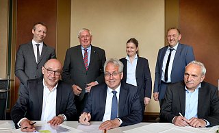 Gesundheitsminister Karl-Josef Laumann (2 .v.l stehend) und Notar Thomas Lang beobachten, wie Landrat Jürgen Müller mit Heinz Georg Beneke (l.) und Ulf Dreier von der Gesellschafterversammlung des Bünder Krankenhauses die Fusion mit dem Klinikum Herford schriftlich besiegeln. Peter Hutmacher und Maren Thäter vom Vorstand des Klinikums unterzeichnen in zweiter Runde. - Frank-Michael Kiel-Steinkamp Gesundheitsminister Karl-Josef Laumann (2 .v.l stehend) und Notar Thomas Lang beobachten, wie Landrat Jürgen Müller mit Heinz Georg Beneke (l.) und Ulf Dreier von der Gesellschafterversammlung des Bünder Krankenhauses die Fusion mit dem Klinikum Herford schriftlich besiegeln. Peter Hutmacher und Maren Thäter vom Vorstand des Klinikums unterzeichnen in zweiter Runde. - Frank-Michael Kiel-Steinkamp