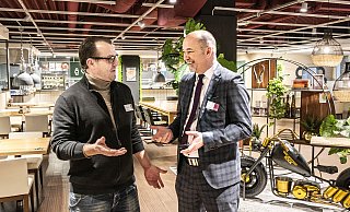Restaurant-Leiter David Wittau (l.) und der stellvertretende Geschäftsführer Uwe Ahrens freuensich über die gelungene Sanierung des neuen Bistros. Hingucker ist die Motorrad-Bar (rechts hinten). - © Jörg Dieckmann - www. dieckmann-fotodesign.de Restaurant-Leiter David Wittau (l.) und der stellvertretende Geschäftsführer Uwe Ahrens freuensich über die gelungene Sanierung des neuen Bistros. Hingucker ist die Motorrad-Bar (rechts hinten). - © Jörg Dieckmann - www. dieckmann-fotodesign.de