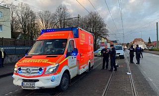 Die Frau kam nach der Kollision mit dem Mercedes Vito mit lebensgefährlichen Verletzungen ins Krankenhaus. - Stefan Becker Die Frau kam nach der Kollision mit dem Mercedes Vito mit lebensgefährlichen Verletzungen ins Krankenhaus. - Stefan Becker